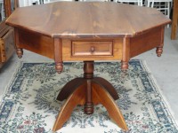 Mesa oitavada em cedro, com quatro gavetas