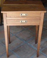 Mesa de apoio de duas gavetas