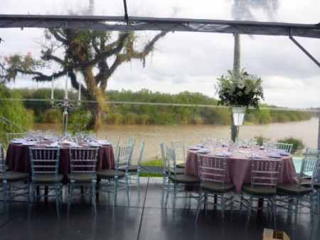 Cadeiras Tiffany Cristal na charqueada Santa Rita. Decoração de Roberto Peres.